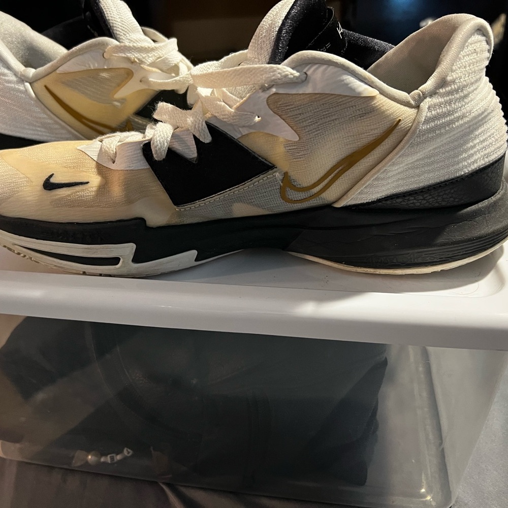 Nike Kyrie Low 4 White/Black/Gold Size 12 – Used - Picture 2 of 2